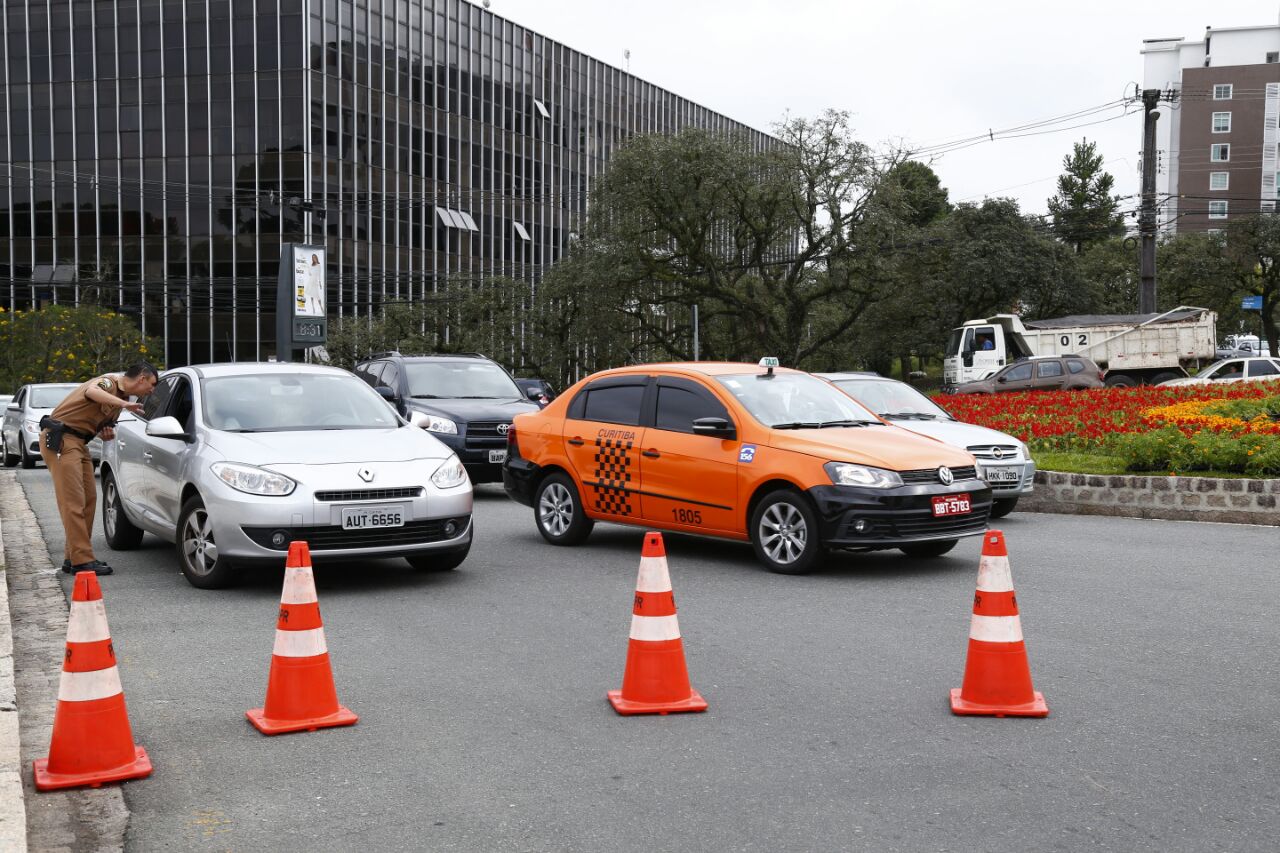 PM orienta o trânsito nas ruas bloqueadas do Centro Cívico. | Aniele Nascimento/Gazeta do Povo