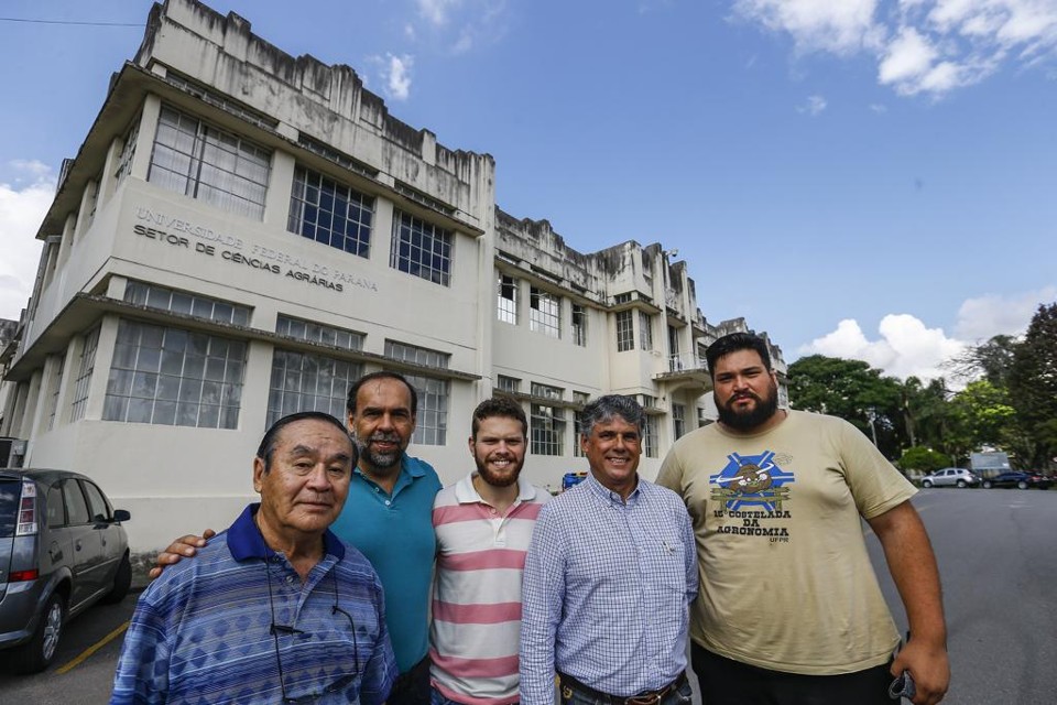 Diferentes gerações em uma foto, da esquerda para a direita: Fukuo Morimoto, formado há 50 anos; o vice-coordenador  João Carlos Bespalhok Filho; o presidente do Centro Acadêmico  Leonardo Glinkski ; o coordenador Luiz Antonio Lucchesi; o  advogado e aluno  Michael Jangada. | Jonathan Campos/Gazeta do Povo