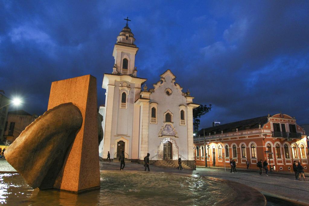 Multa para quem é flagrado pichado patrimônio histórico de Curitiba, como a Igreja do Rosário, é de R$ 10 mil. | Daniel Castellano/Gazeta do Povo