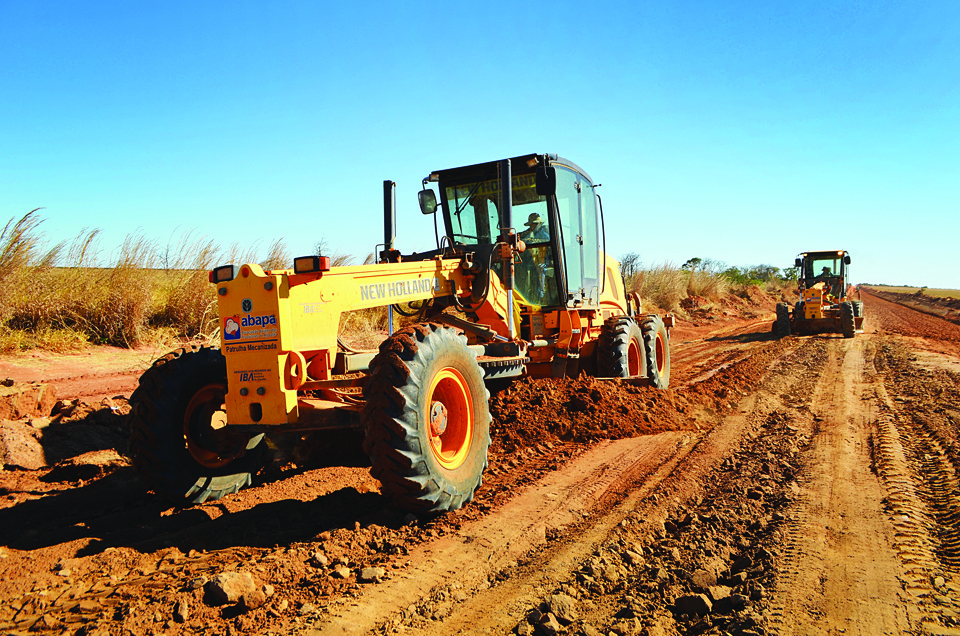 Agricultores arregaçam as mangas e constroem estradas e pontes por um terço do preço Em cinco anos, mais de 800 km de estradas vicinais foram recuperados pelos produtores rurais na Bahia | Divulgação/Abapa