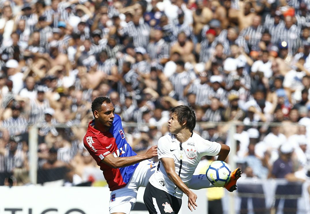 Mansur trava disputa com Romero. Tricolor não segurou o Corinthians e irritou a torcida | Marcelo Andrade/Gazeta do Povo