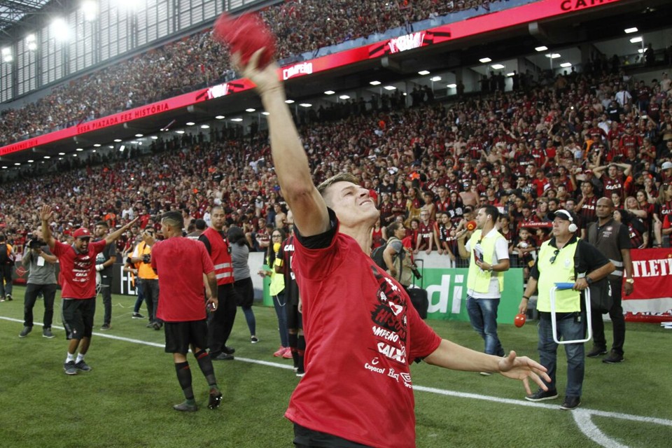 Após título, João Pedro desabafa e admite deixar o Atlético no Brasileirão João Pedro na festa do Atlético-PR na Arena | /Albari Rosa/Gazeta do Povo