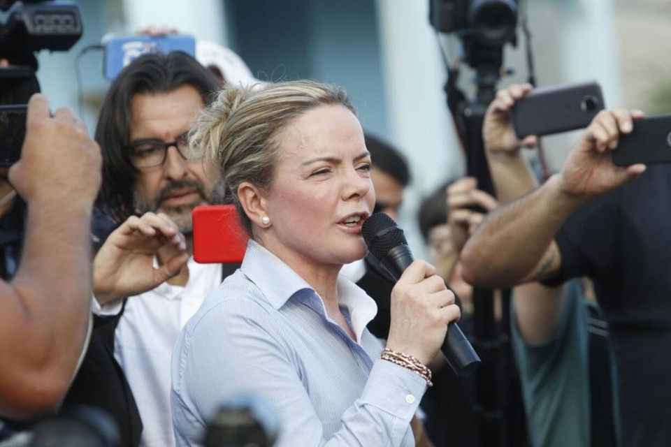 'Mobilização da militância trará Lula de volta', diz Gleisi Senadora Gleisi Hoffmann discursou para os manifestantes pró-Lula no fim da tarde deste sábado | Daniel CaronGazeta do Povo