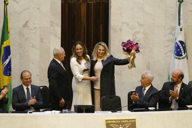 Durante a posse como governadora, Cida Borghetti recebeu flores da filha Maria Victoria, que é deputada estadual. | Daniel Caron/Gazeta do Povo