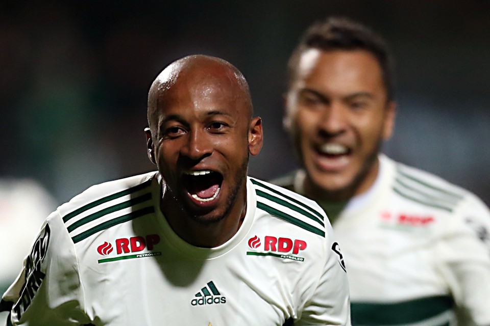 Vinícius Kiss comemora muito após fazer o gol do Coritiba. | Albari Rosa/Gazeta do Povo/