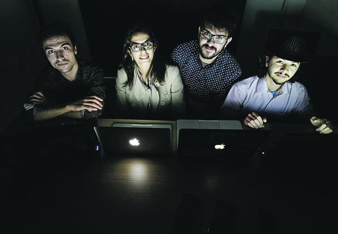 Da esquerda para direita, Daniel Koleski (designer), Fabíola Paes (especialista em varejo), João de Souza (desenvolvedor mobile) e Carlos Balsalobre (desenvolvedor web): pesquisa sobre o Varejo 4.0, que conecta a loja física com o e-commerce, foi pontapé para o negócio da Neomode. | Daniel Castellano/ Arquivo Gazeta do Povo