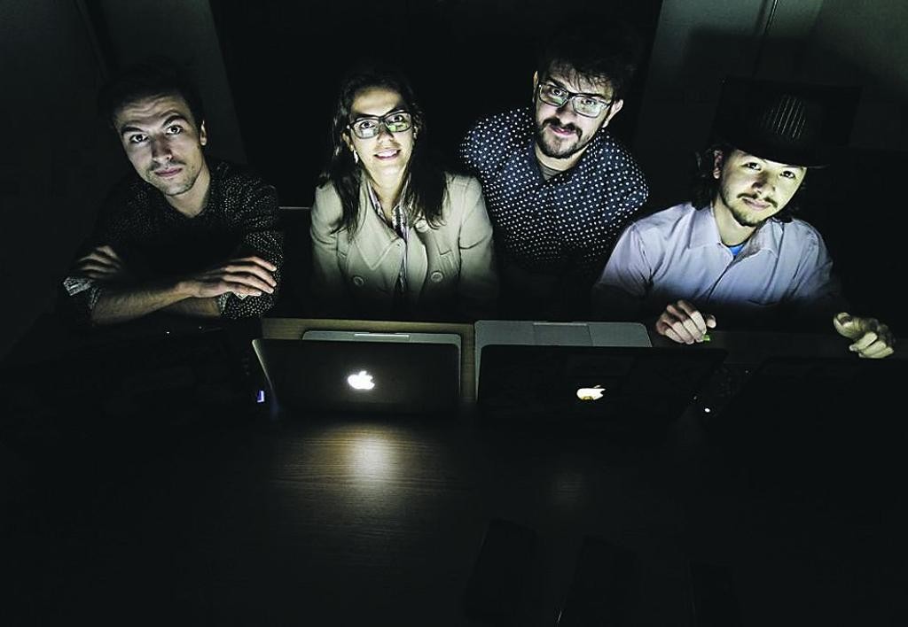 Da esquerda para direita, Daniel Koleski (designer),  Fabíola Paes (especialista em varejo),  João de Souza (desenvolvedor mobile) e Carlos Balsalobre (desenvolvedor web):  pesquisa sobre o Varejo 4.0, que conecta a loja física com o e-commerce, foi pontapé para o negócio da Neomode.