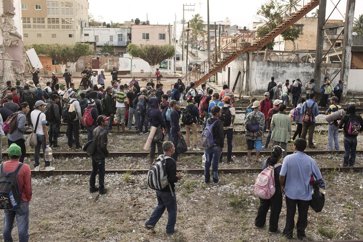 Um grupo de refugiados da América Central e solicitantes de refúgio, liderados pela organização humanitária sem fins lucrativos Pueblos Sin Fronteras, um grupo de direitos dos migrantes, espera embarcar no trem de carga "La Bestia" em Matias Romero, México, no domingo. | Jordi Ruiz Cirera/Bloomberg
