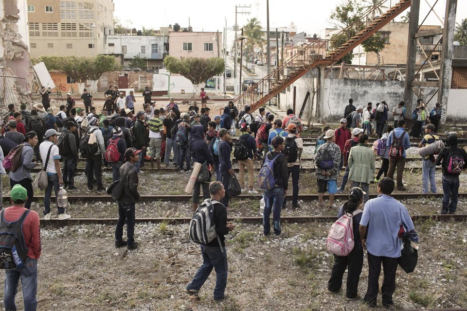 Um grupo de refugiados da América Central e solicitantes de refúgio, liderados pela organização humanitária sem fins lucrativos Pueblos Sin Fronteras, um grupo de direitos dos migrantes, espera embarcar no trem de carga "La Bestia" em Matias Romero, México, no domingo. | Jordi Ruiz Cirera/Bloomberg
