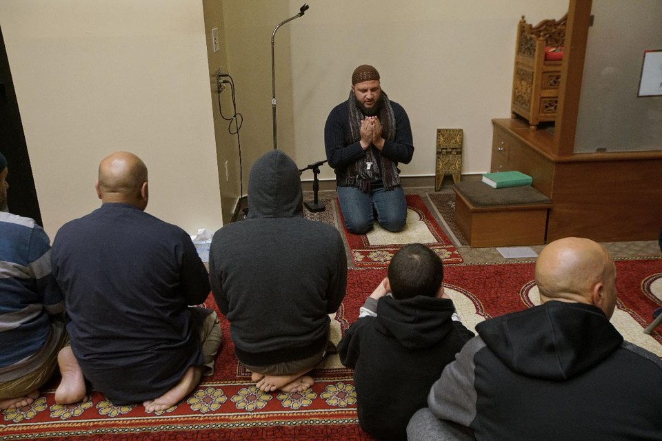 Fayaz Nawabi, candidato muçulmano concorrendo ao Conselho Municipal de San Diego, lidera as orações matinais no Centro da Comunidade Muçulmana. | Sandy Huffaker/Washington Post