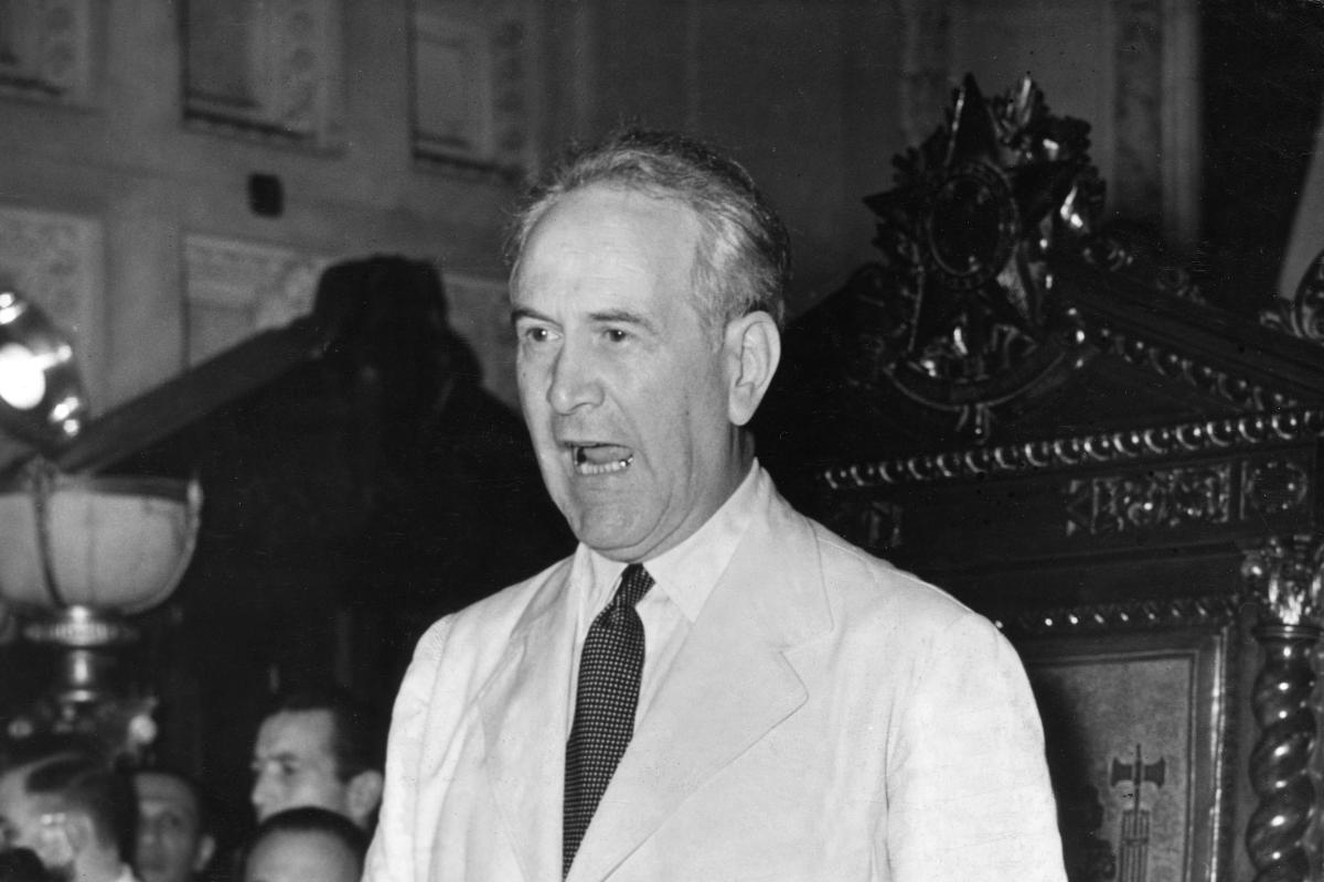 O político e diplomata brasileiro, Oswaldo Aranha, então ministro da Fazenda, durante uma entrevista coletiva no Rio de Janeiro, em 1953 | ARQUIVO/ESTADÃO CONTEÚDO/AE