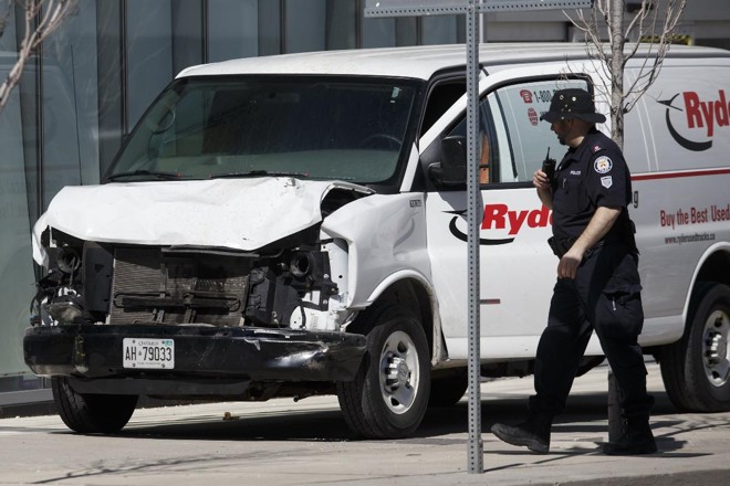 Van que atropelou pessoas em uma das vias principais de Toronto, Canadá | Cole BurstonAFP
