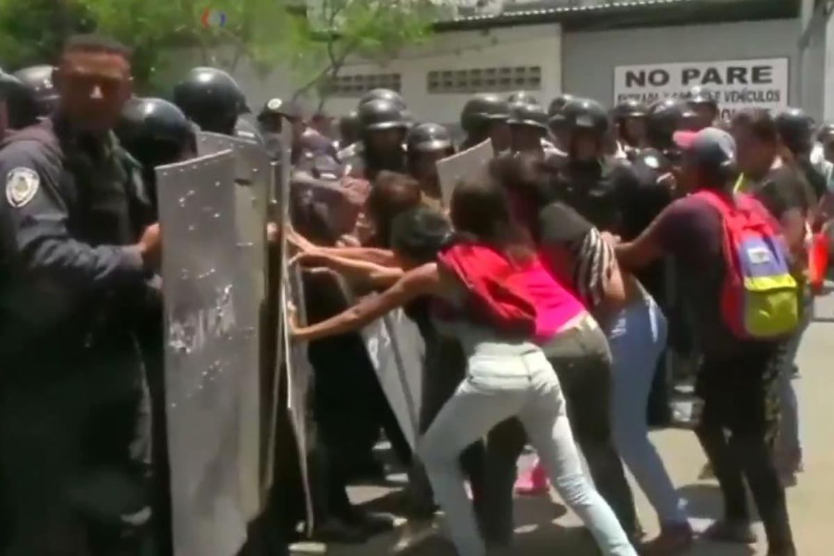 Imagem do episódio, ocorrido no dia 28 de março, mostra familiares empurrando policiais em uma tentativa de obter informações | Reprodução