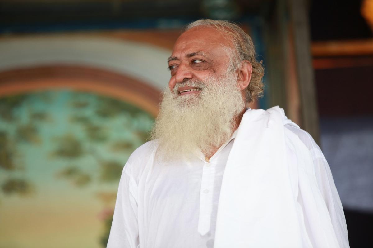 Harpalani, de 77 anos, pregava o celibato e supostamente tinha cerca de 20 milhões de seguidores na Índia e ativos no valor de US$ 750 milhões | Divulgação