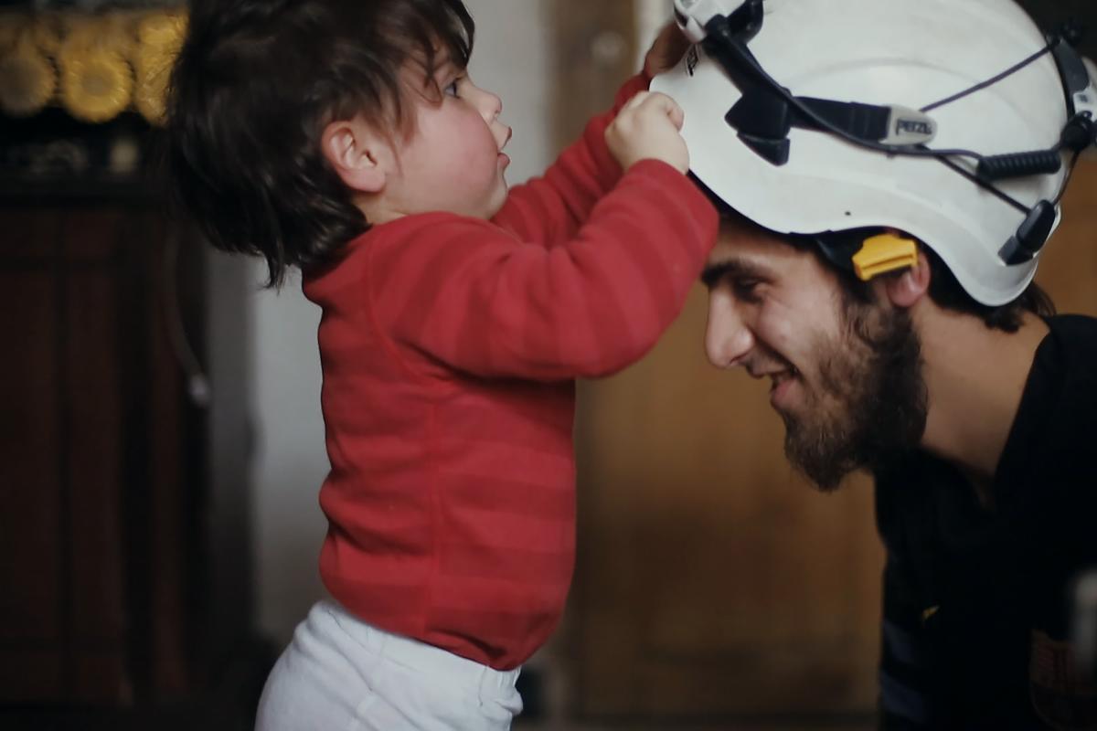 Cena do documentário “Capacetes Brancos”, que conta a história dos voluntários que arriscam a vida para salvar cidadãos durante a Guerra Civil na Síria | Amelia Franklin/Netflix
