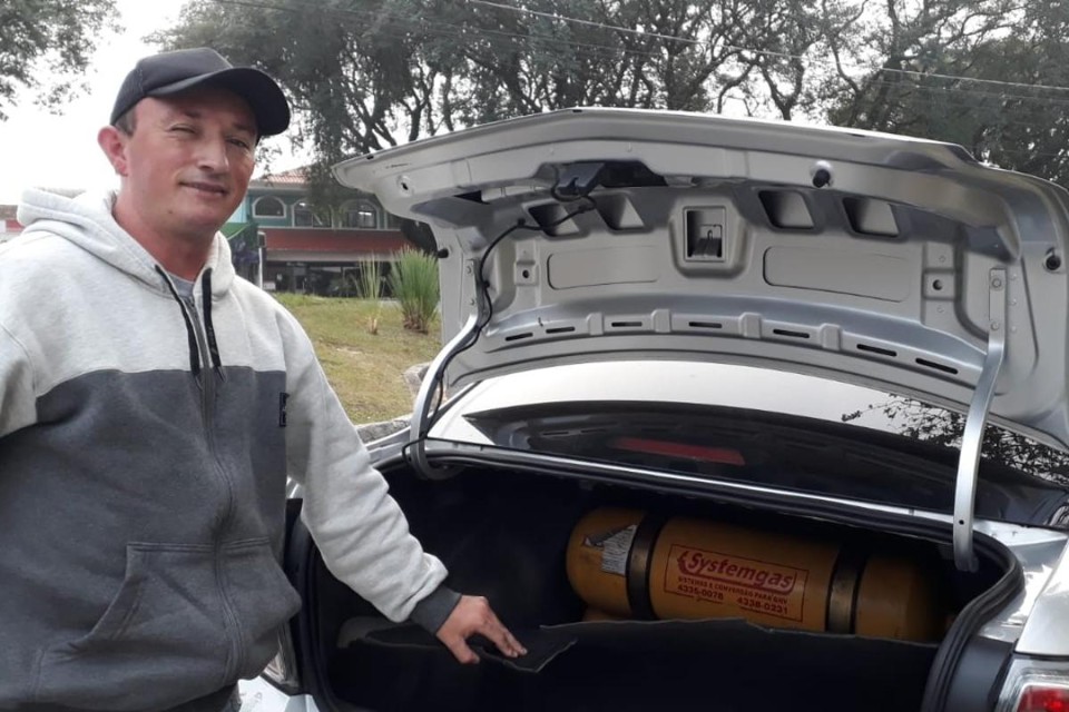 Kit GNV é alternativa à gasolina e ao etanol para rodar mais e gastar menos O motorista do Uber Anderson Galina adotou o GNV em 2012. Economia de R$ 1 mil por mês. | Kátia MicheleGazeta do Povo