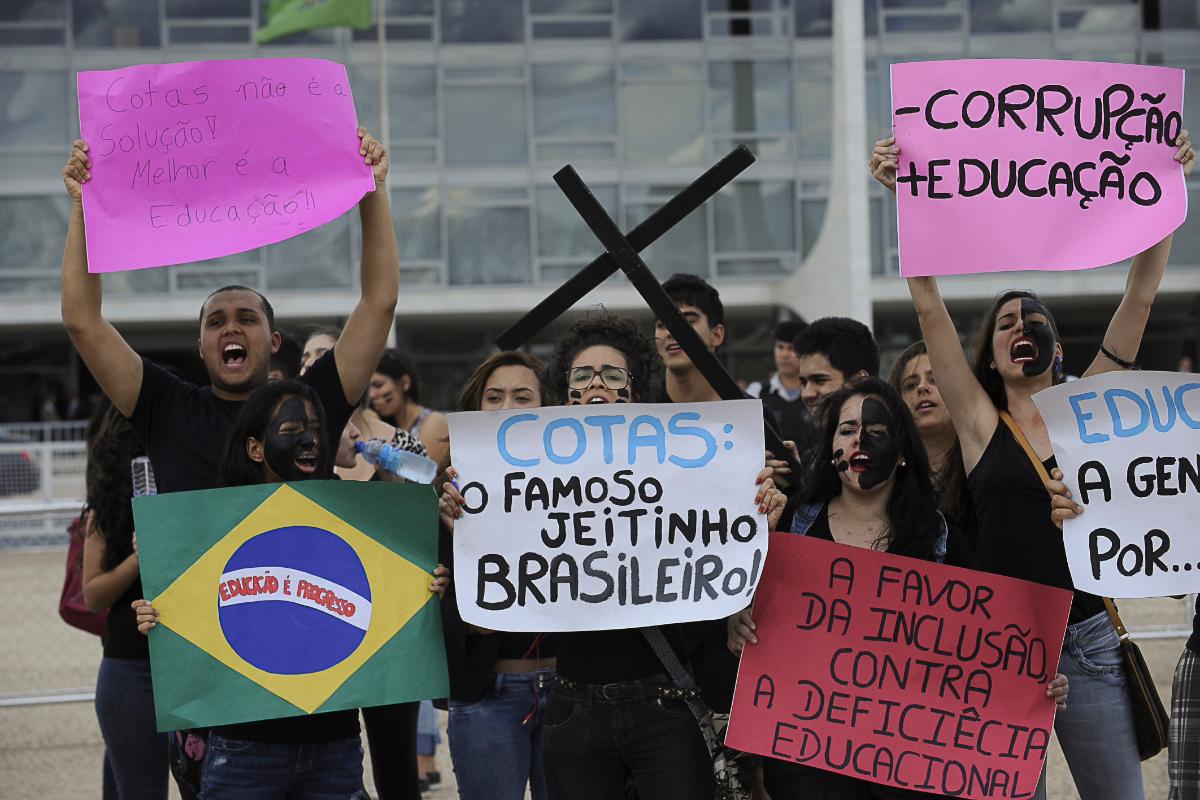 Estudantes de escolas particulares protestam em frente ao Palácio do Planalto contra o regime de cotas nas universidades públicas em 2012. | Fabio Rodrigues Pozzebom/Agência Brasil.