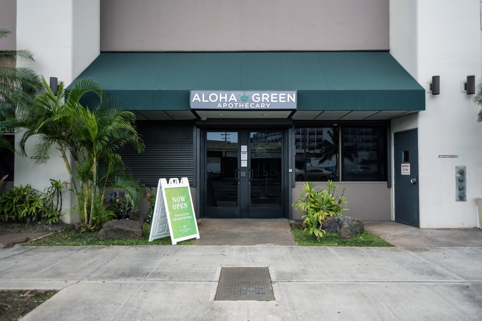 Aloha Green Apothecary, empresa planta, processa e colhe cannabis, e vende uma variedade de produtos  no Havaí, mas não consegue abrir conta em banco. | VALERIE NARTE/NYT