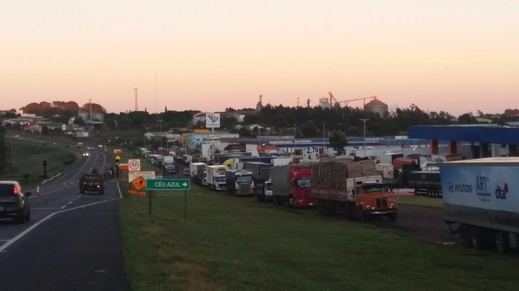 Manifestação de caminhoneiros em Céu Azul, no Oeste do Paraná, acontece fora da pista. | PRF/