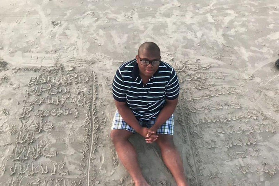 Michael passou um período em uma viagem à praia com amigos, que comemoraram escrevendo na areia os nomes de todas as 20 faculdades que o aprovaram. | Cortesia / Berthinia Rutledge-Brown.