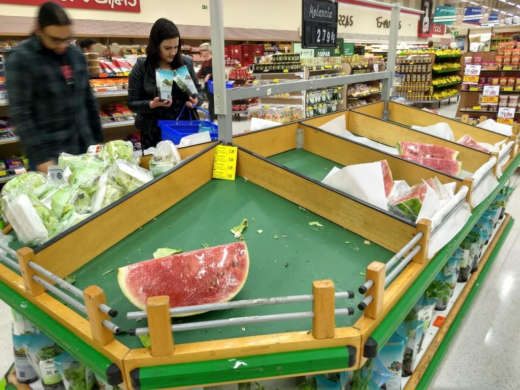 Desabastecimento já deixa gôndolas de supermercados vazias na região de Curitiba | Albari Rosa/Gazeta do Povo