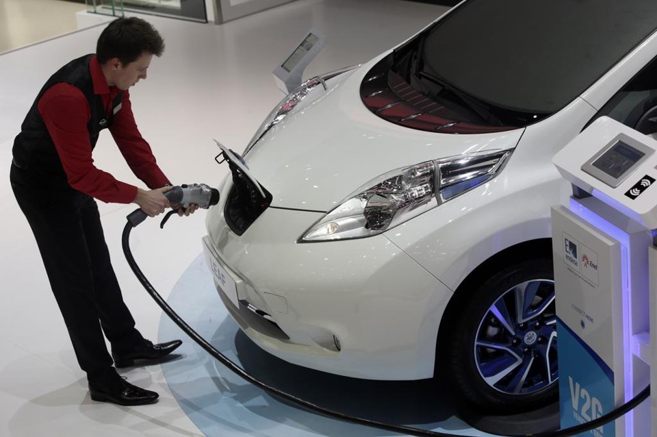 Frota global de veículos elétricos deve triplicar em dois anos Nissan Leaf sendo recarregado. | Matthew Lloyd/Bloomberg