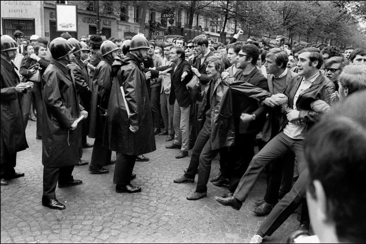Em 06 de maio de 1968, estudantes enfrentaram a polícia de choque francesa durante uma manifestação perto da Universidade de Sorbonne, no Boulevard Saint-Michel, no Quartier Latin, em Paris | AFP