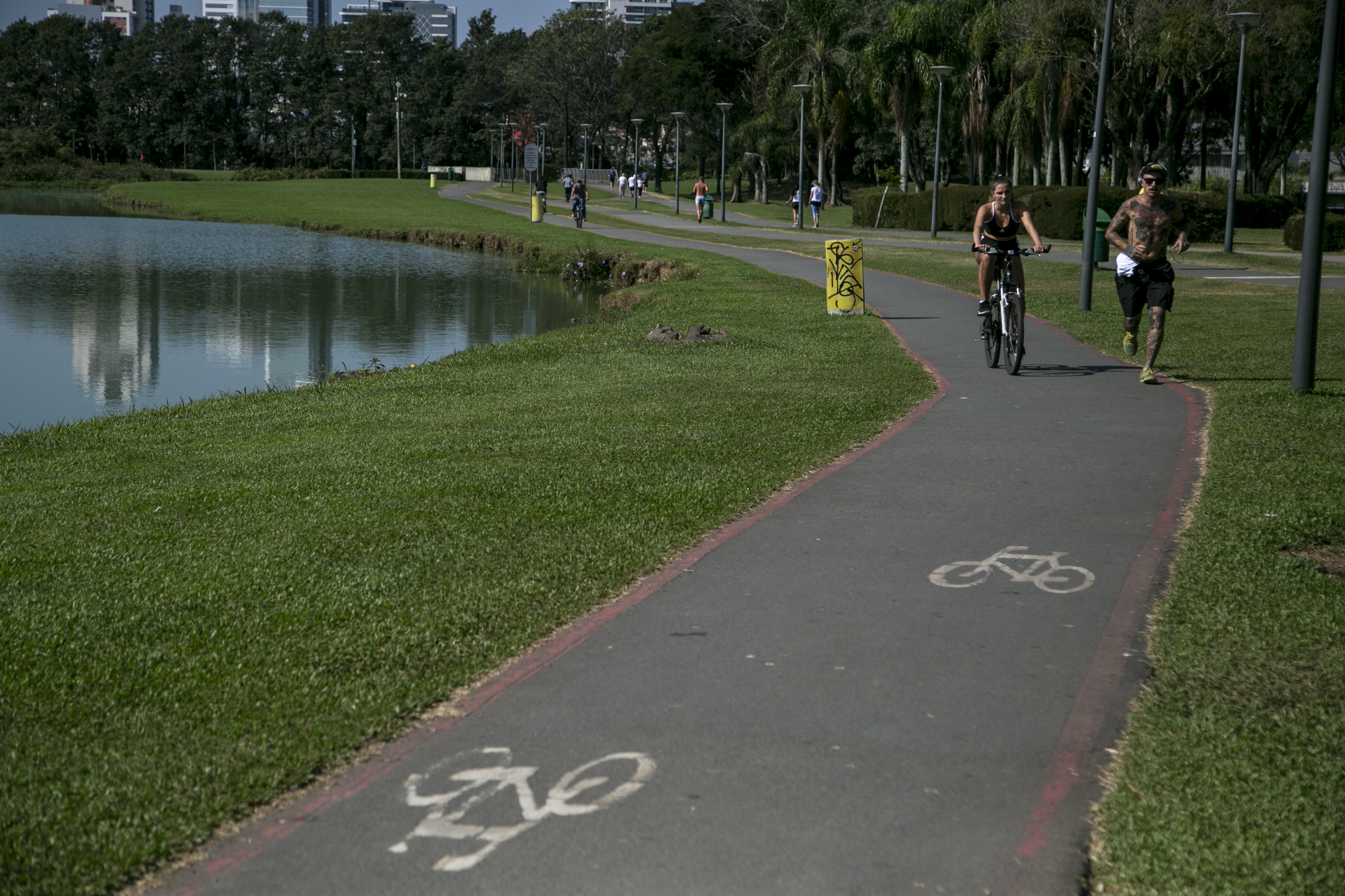 Apesar da sinalização das pistas estar vandalizada, alguns frequentadores do parque dizem que o problema é falta de educação. | Marcelo Andrade/Gazeta do Povo