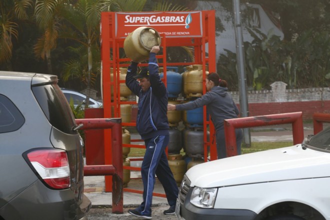 Consumidor leva botijão de gás para casa logo cedo na manhã desta terça-feira no bairro Jardim das Américas. | Aniele Nascimento/Gazeta do Povo