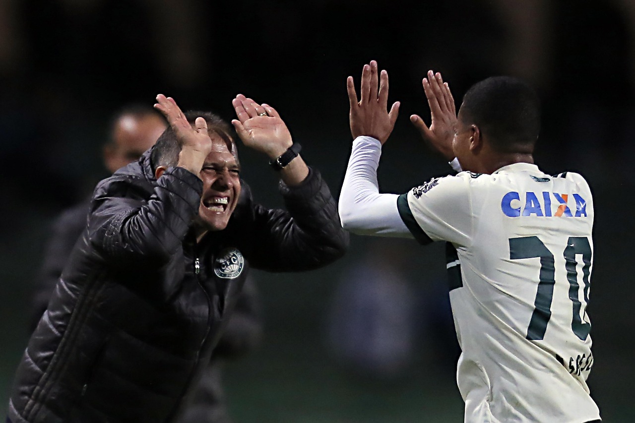 Técnico Eduardo Baptista comemora com Yan Sasse o gol do Coritiba. | Albari Rosa/Gazeta do Povo/