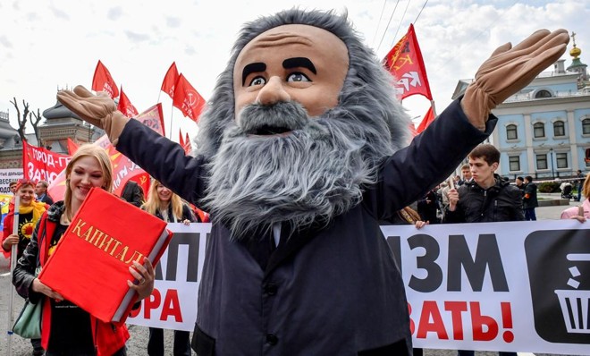 Socialistas em Moscou, em passeata pelo dia 1º de maio | YURI KADOBNOV/AFP