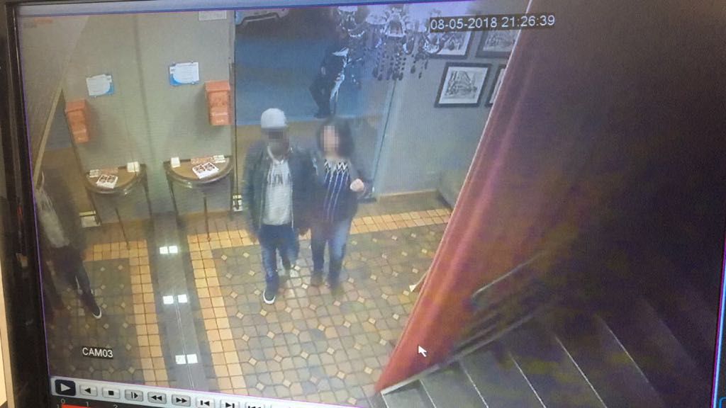 Dupla foi identificada por proprietários de restaurantes da cidade nesta imagem de câmeras de segurança. | Colaboração/