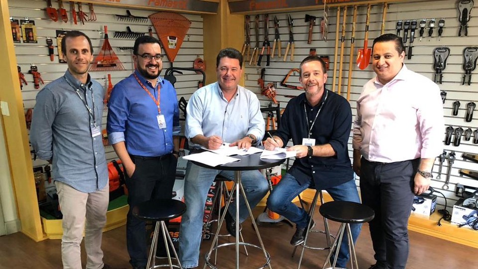 Na foto, representantes do Grupo Foxlux e da Famastil durante a assinatura do contrato da venda dos direitos da marca gaúcha | Divulgação/Grupo Foxlux