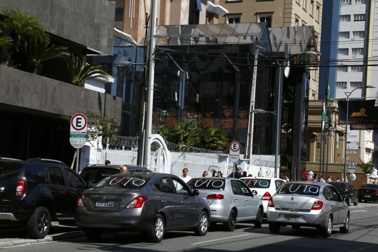 Centenas de motoristas foram convocados por grupos de segurança no WhatsApp, mas pouco mais de 10 condutores compareceram | Aniele Nascimento/Gazeta do Povo