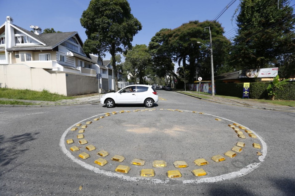 Antes da rotatória, cruzamento no bairro Hugo Lange era perigoso  e moradores tinham dificuldade  em convencer a prefeitura a  instalar um sistema que aliviasse o problema. | Jonathan Campos/Gazeta do Povo
