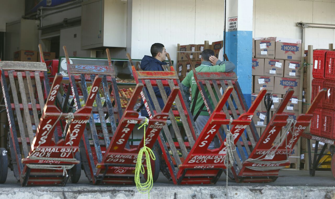 Carregadores do Ceasa parados por falta de produtos nesta quinta-feira. | Aniele Nascimento/Gazeta do Povo