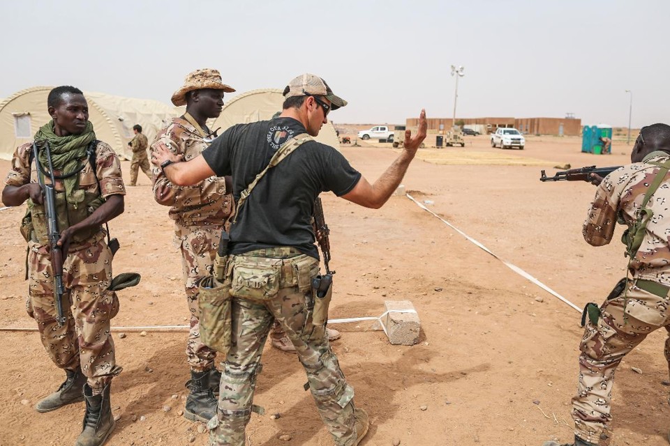 Soldado dos EUA ajuda a treinar forças nigerinas durante o Flintlock 2018, um exercício militar liderado por africanos, em Agadez, Níger, 12 de abril de 2018. Centenas de soldados americanos estão trabalhando febrilmente para completar um campo de 110 milhões de dólares que será usado para atacar extremistas no oeste e o norte da África, uma região onde a maioria dos americanos não tem idéia de que o país está lutando.  | TARA TODRAS-WHITEHILL/NYT