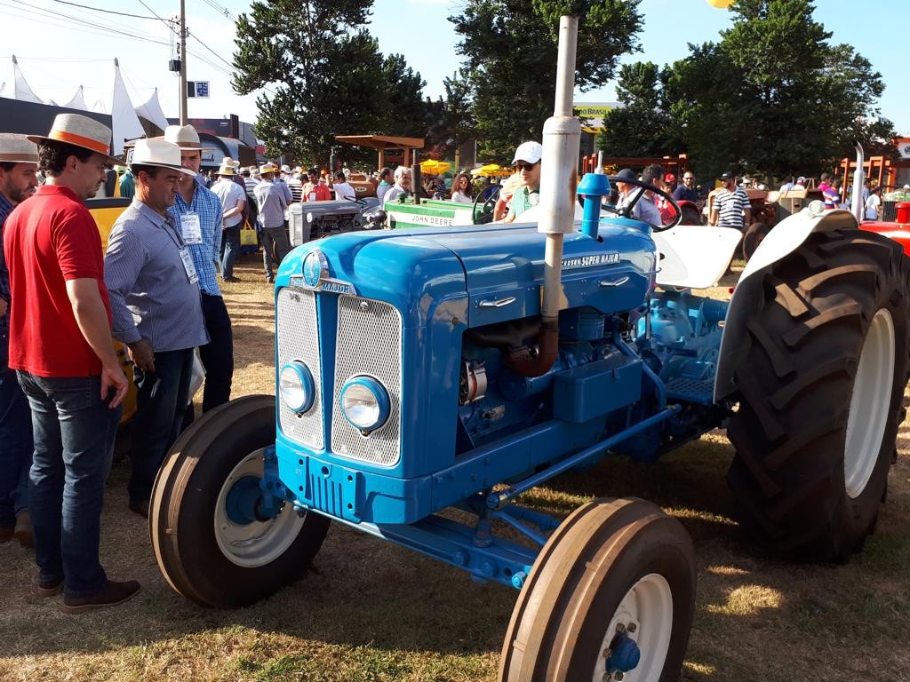 Em meio à inundação de novas tecnologias da Agrishow, parada no museu dos tratores convida a uma viagem ao passado