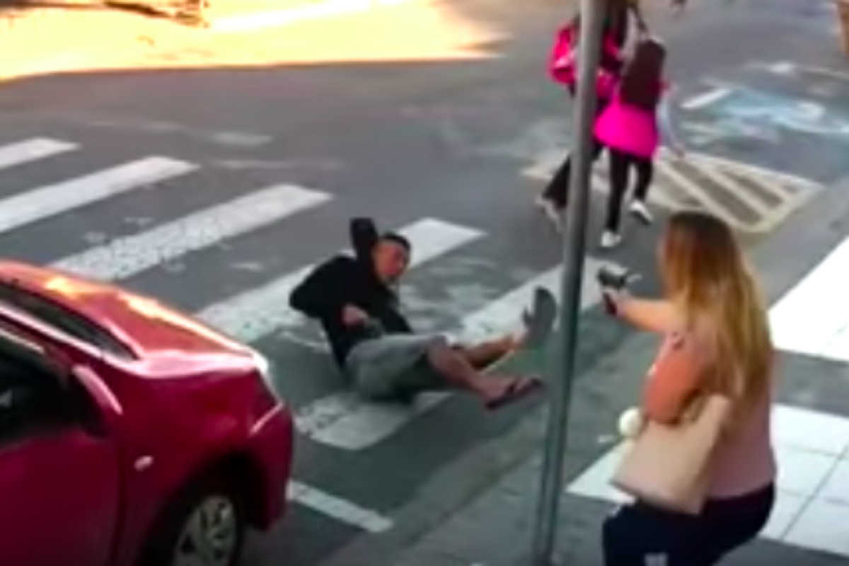 PM Kátia Sastre reage a tentativa de assalto em frente a uma escola em Suzano, São Paulo. Assaltante morreu. | Reprodução