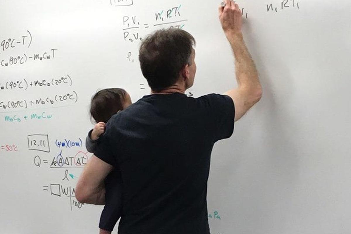 “Quando vemos alguém com filhos que está frequentando a faculdade, os considero incríveis”, disse o professor | Kristen Black