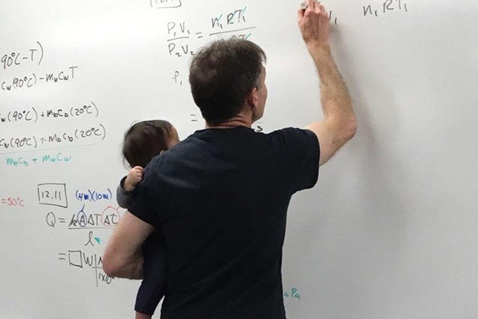 “Quando vemos alguém com filhos que está frequentando a faculdade, os considero incríveis”, disse o professor | Kristen Black