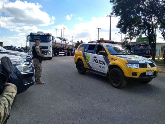 Desde a última quinta-feira (24), equipes da Polícia Rodoviária Federal (PRF) já realizaram cerca de 30 escoltas de cargas essenciais em todo o Paraná | Gerson Klaina/Tribuna do Paraná