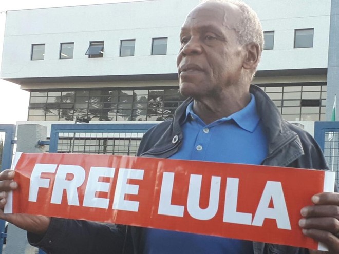 Ator Danny Glover visitou Lula na prisão nesta quinta-feira (31), em Curitiba. | Kelli Kadanus/Gazeta do Povo