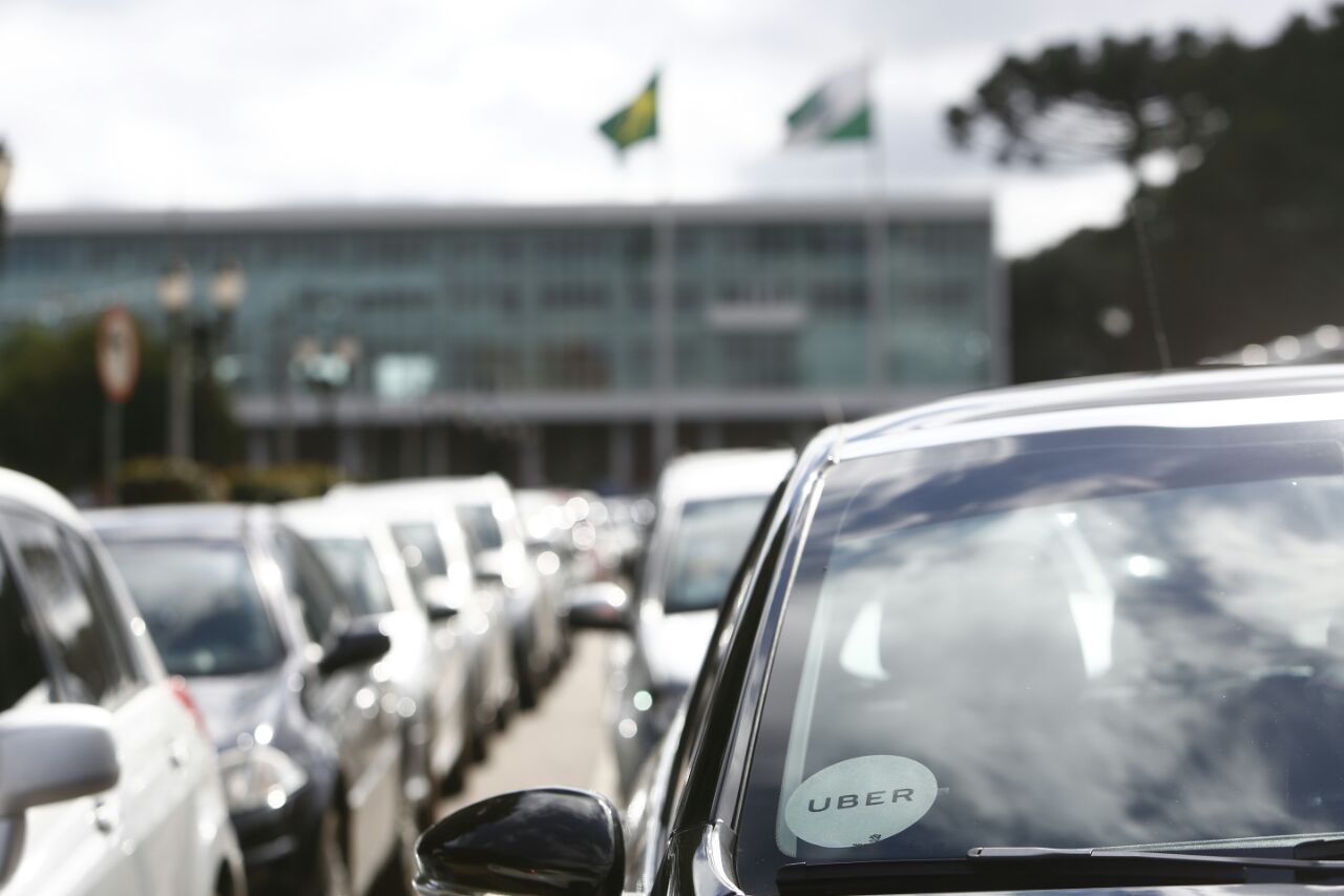 Motoristas de aplicativos em frente ao Palácio Iguaçu. | Aniele Nascimento / Gazeta do Povo