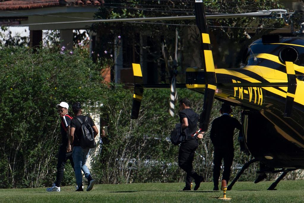 Neymar chega de helicóptero na Granja Comary. | MAURO PIMENTEL/AFP