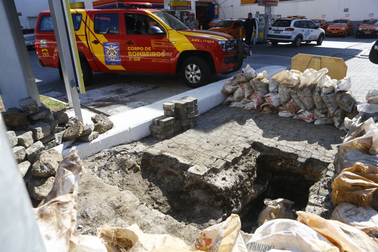 Bombeiros foram acionados para verificar o vazamento de gás no Centro de Curitiba. | Jonathan Campos/Gazeta do Povo