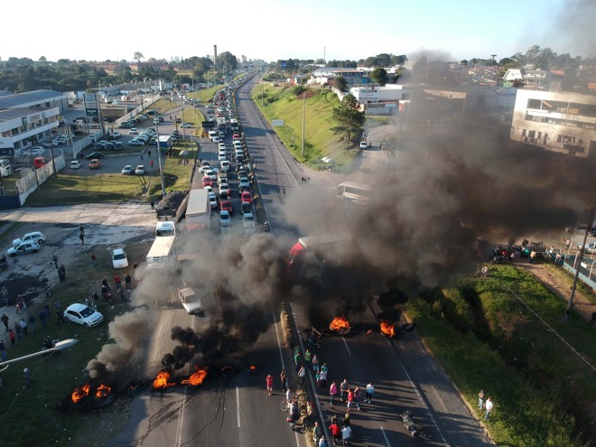 Protesto interditou trecho da BR-476, a Linha Verde, em Curitiba, nesta quarta-feira (23): caminhoneiros queimaram pneus e bloquearam as duas pistas da via. | Franklin de Freitas/Estadão Conteúdo