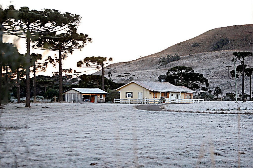 As condições do tempo são monitoradas com base em dados de temperaturas, pressão atmosférica, ventos e umidade do ar.