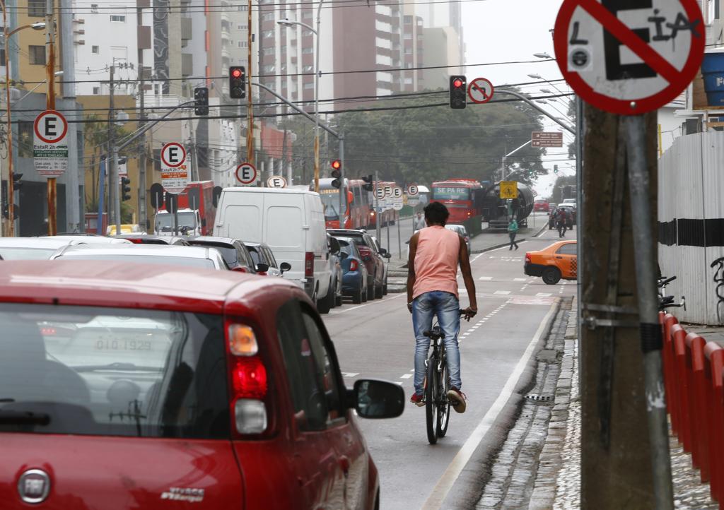 Estacionar na faixa preferencial para bicicletas em vias compartilhadas é proibido | Aniele Nascimento/Gazeta do Povo