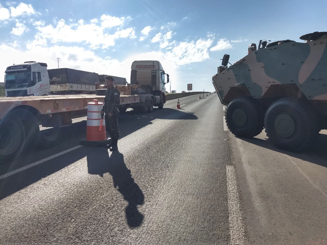 Blindado do Exército no desbloqueio de estradas em Cascavel, no Oeste do Paraná | Divulgação/Exército